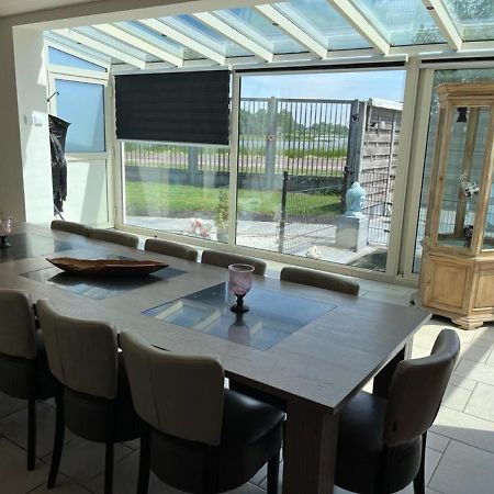 Comfortabele woning mét omheinde tuin aan water voor 12 p Oostburg Esterno foto