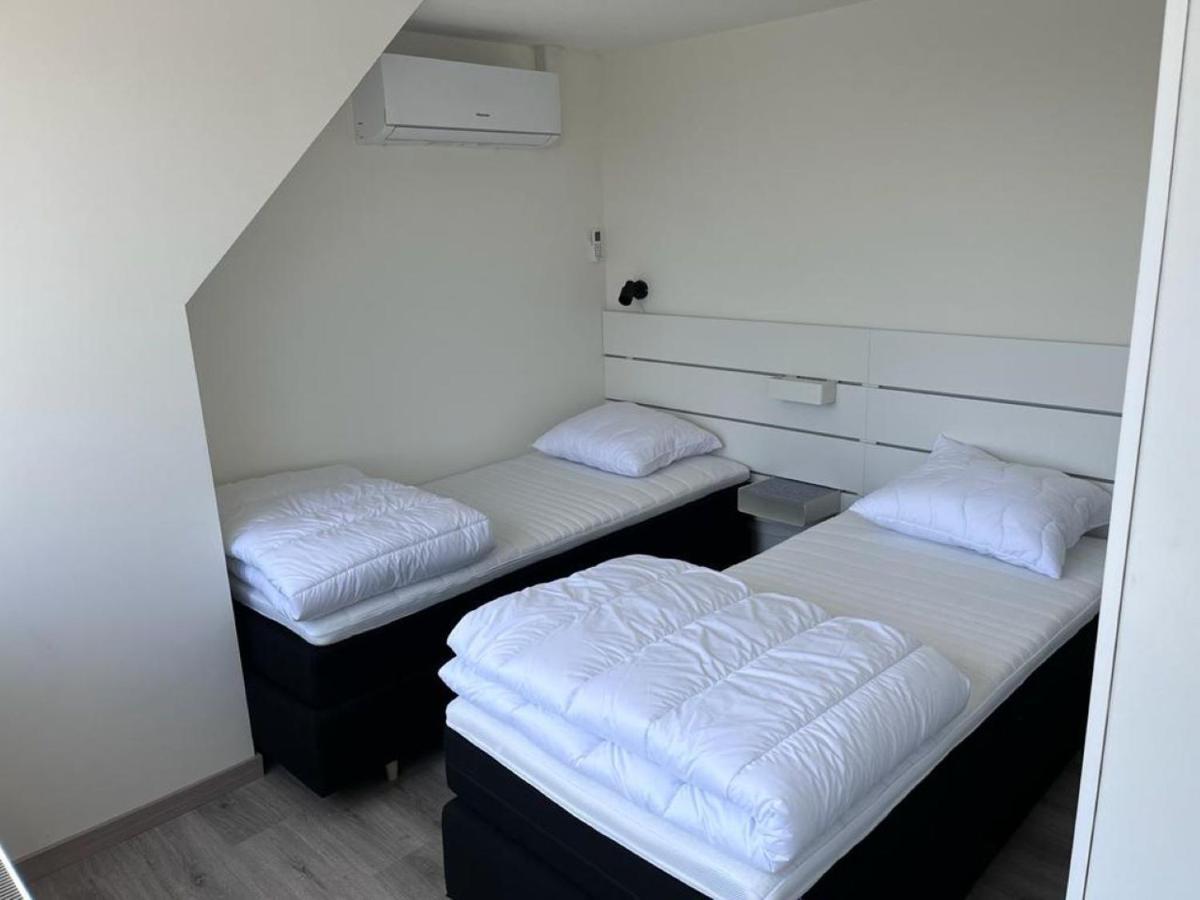 Comfortabele woning mét omheinde tuin aan water voor 12 p Oostburg Esterno foto
