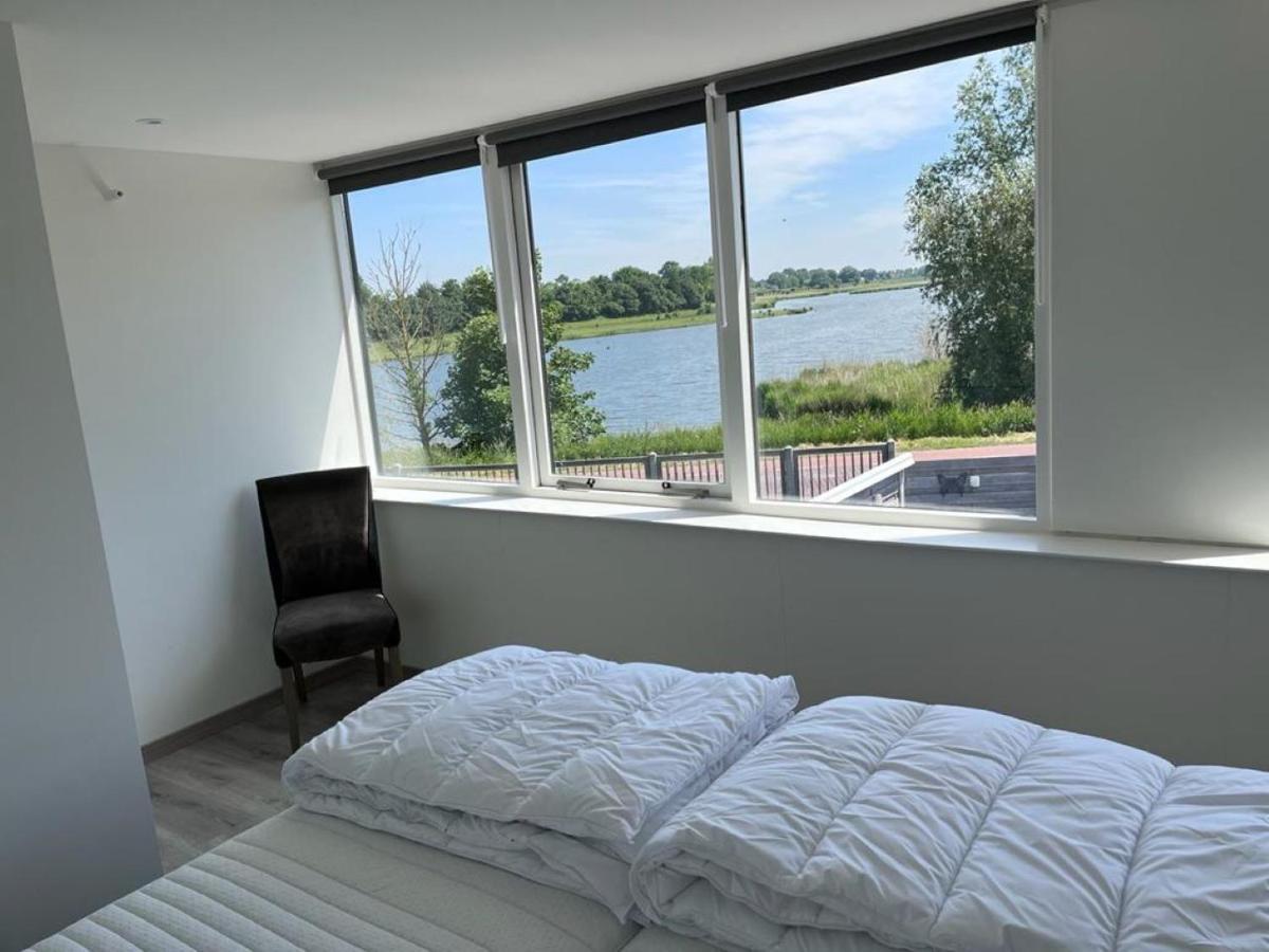 Comfortabele woning mét omheinde tuin aan water voor 12 p Oostburg Esterno foto