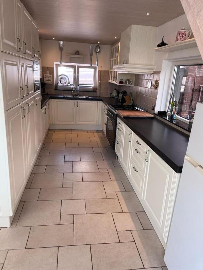 Comfortabele woning mét omheinde tuin aan water voor 12 p Oostburg Esterno foto