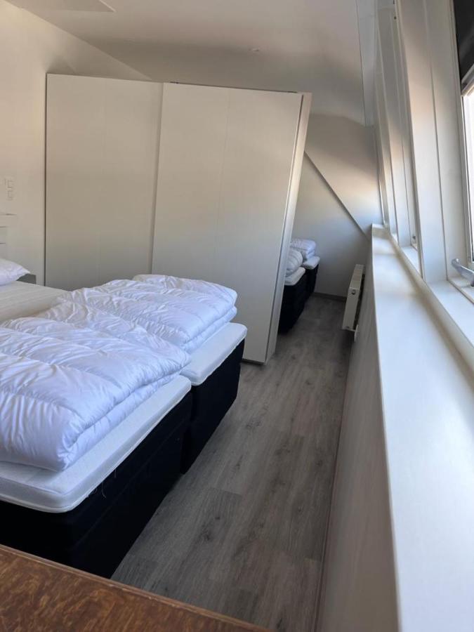 Comfortabele woning mét omheinde tuin aan water voor 12 p Oostburg Esterno foto