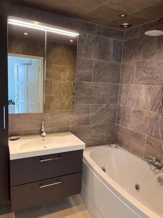 Comfortabele woning mét omheinde tuin aan water voor 12 p Oostburg Esterno foto